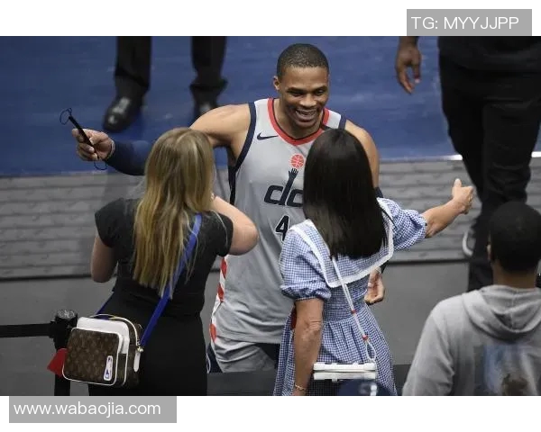 库里追逐的足球明星究竟是谁让球迷们热议不已 库里追逐的足球明星究竟是谁让球迷们热议不已